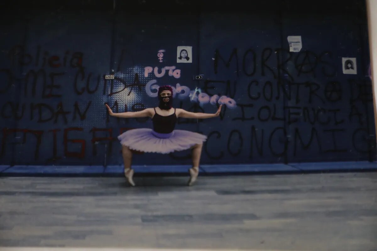 Estudian danza con duelas y barras dañadas