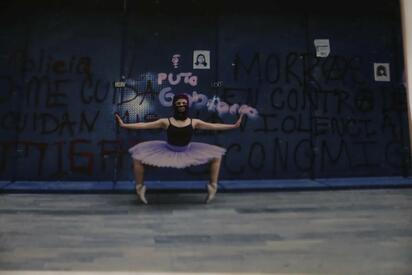 Desde la fachada deteriorada y vandalizada de la Escuela Nacional de Danza Nellie y Gloria Campobello del INBAL, en la cara que da al Periférico, nadie