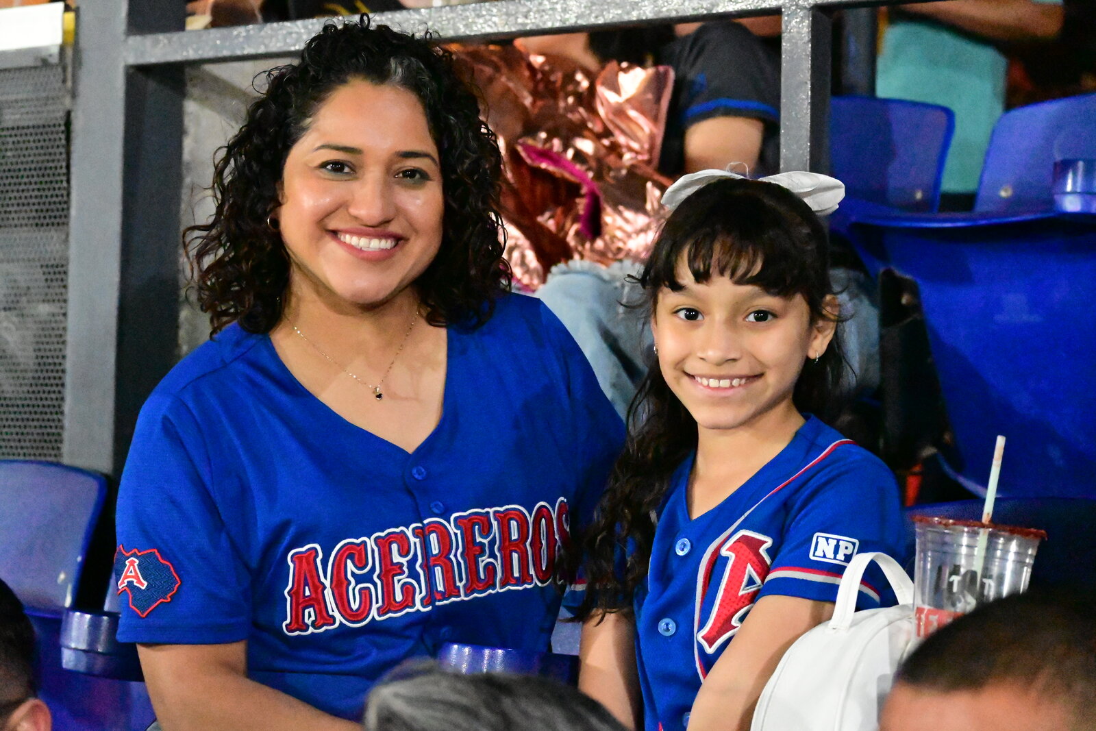 Deportes: Familias, antojos y emoción protagonizan la experiencia del juego desde la tribuna