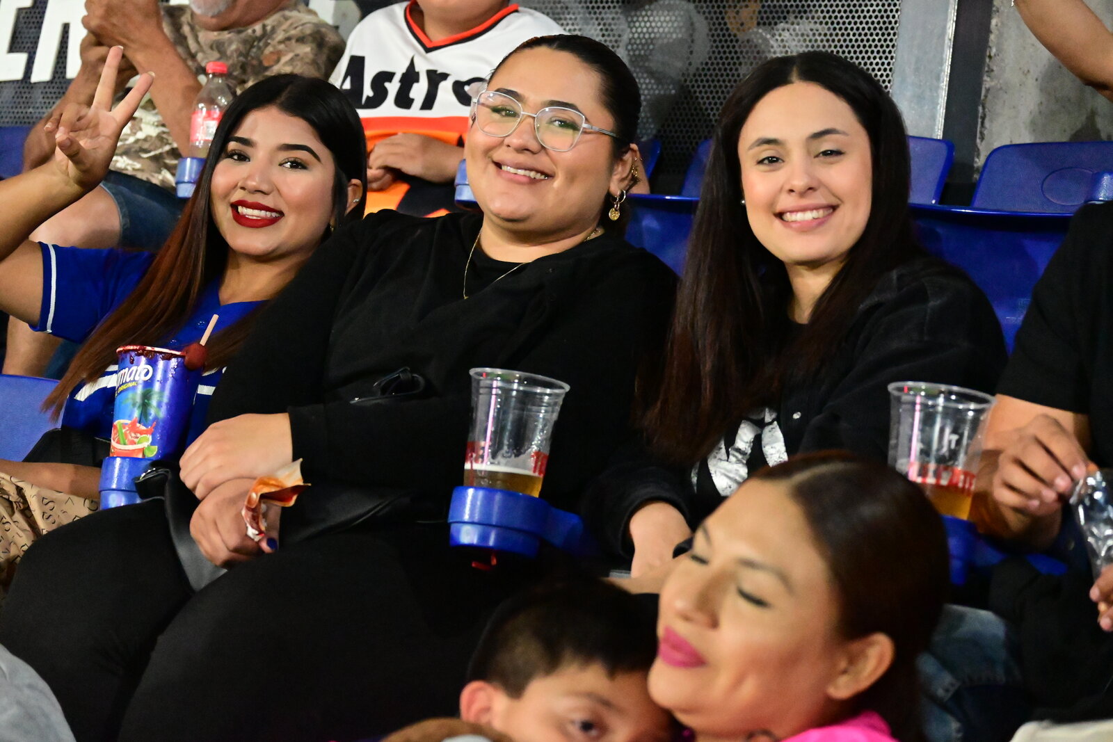 Deportes: Familias, antojos y emoción protagonizan la experiencia del juego desde la tribuna