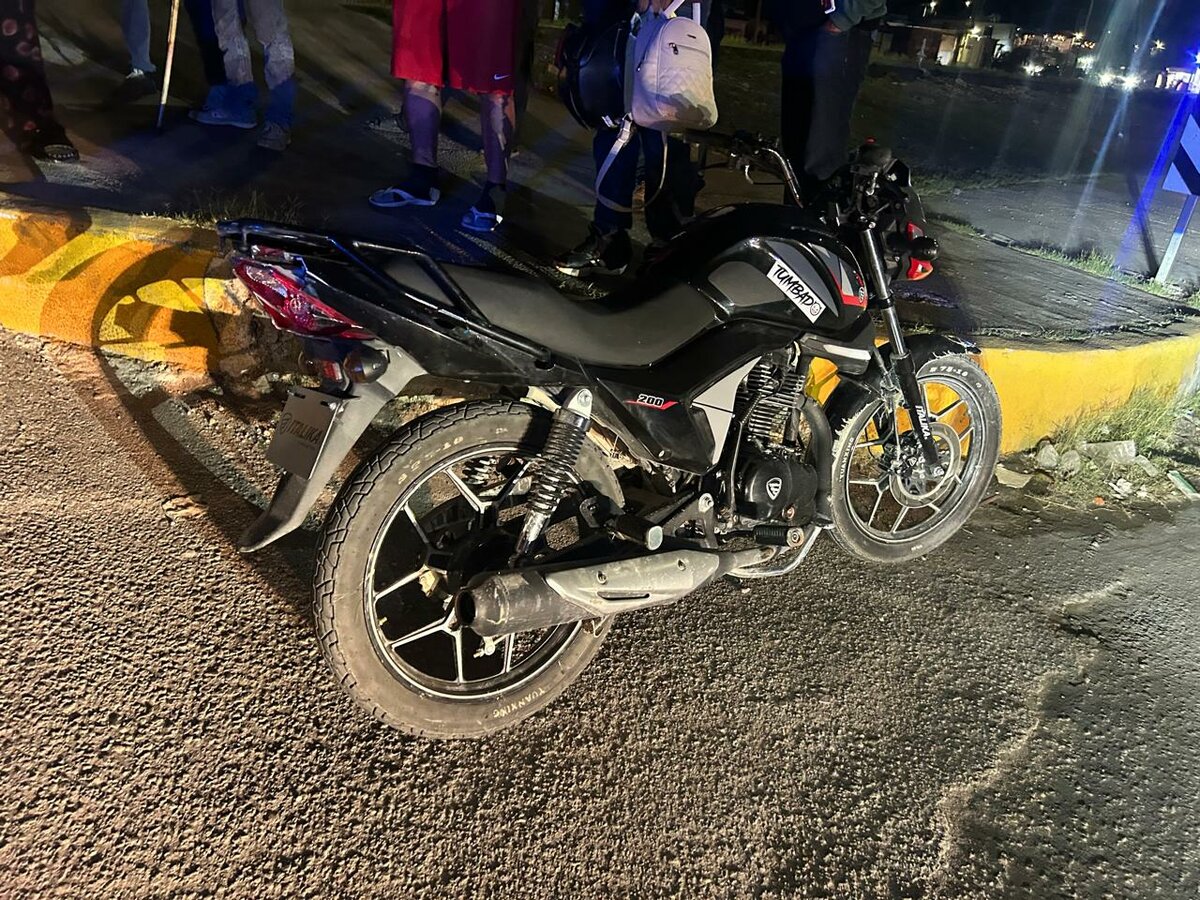 Mujer embarazada resulta lesionada en choque entre auto y motocicleta