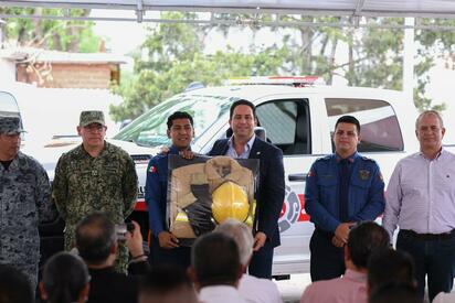 El alcalde entregó vehículos, equipamiento y apoyos económicos al Cuerpo de Bomberos y a la Dirección de Protección Civil Municipal.  El alcalde Javier Díaz