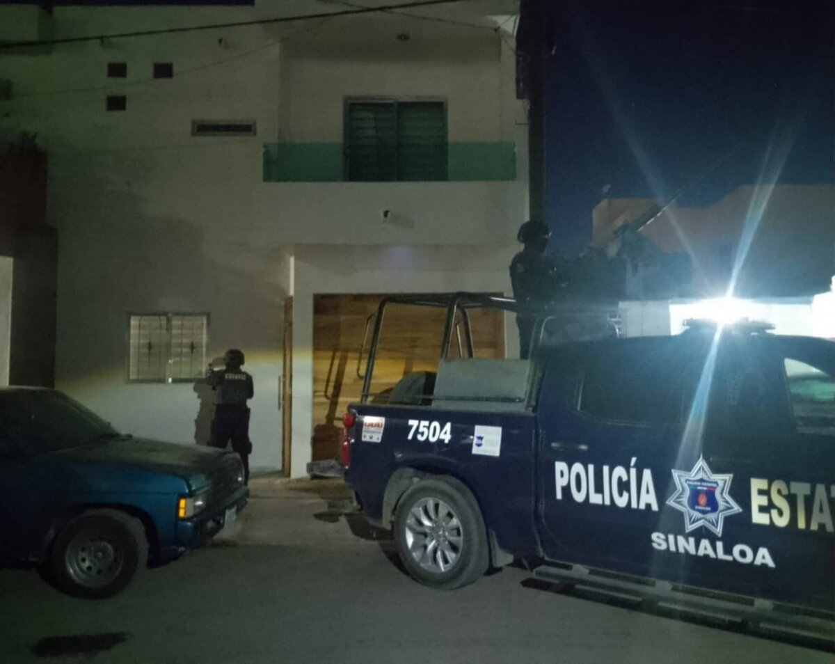 Hallan fusiles, cargadores y equipo táctico en vivienda de Culiacán