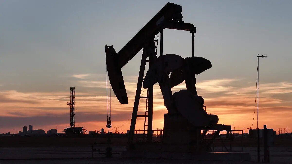 Petróleo WTI alcanza 106.42 dólares tras crisis en Ormuz