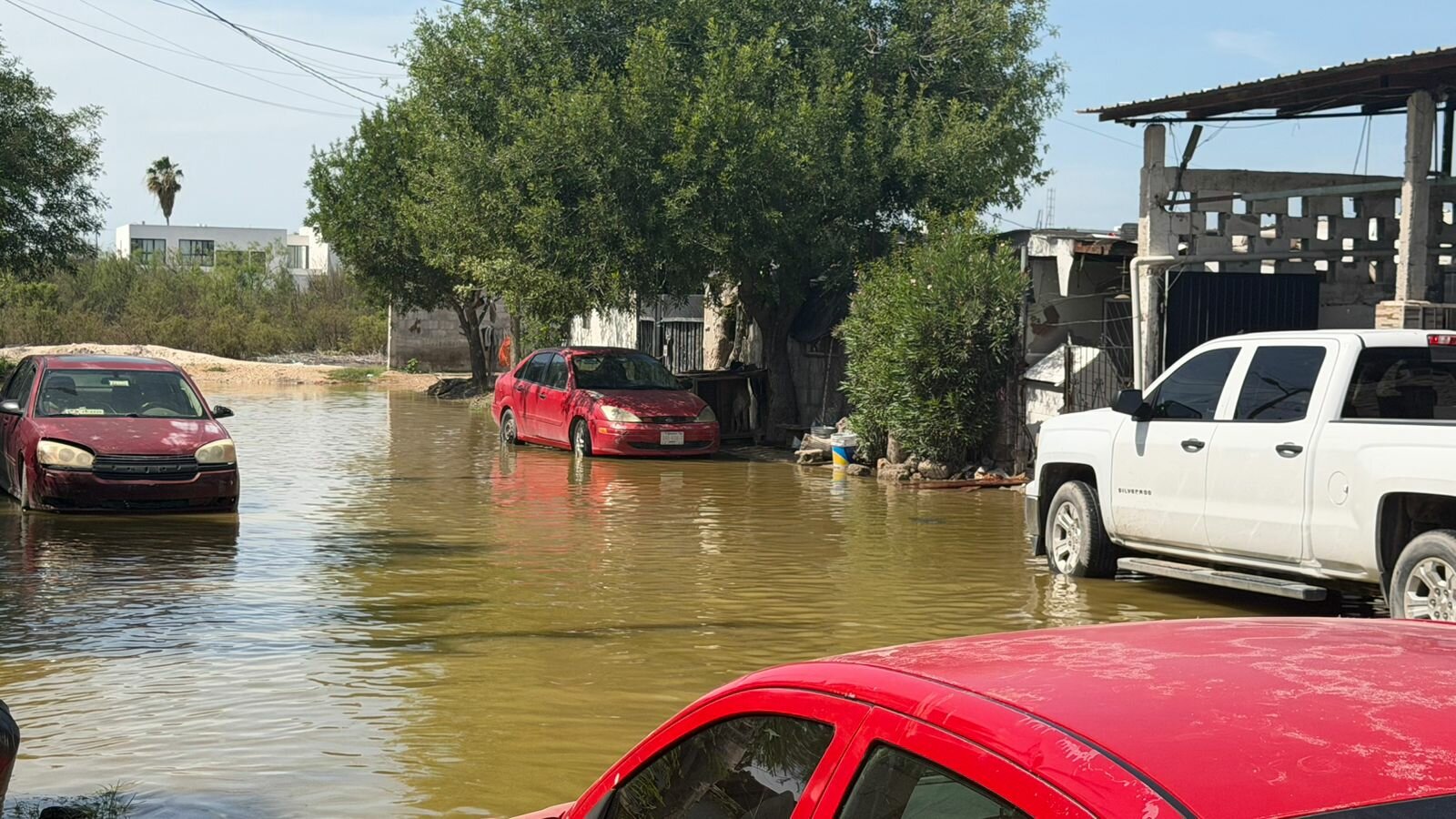 Vecinos enfrentan crisis sanitaria por aguas negras y encaran a autoridad municipal