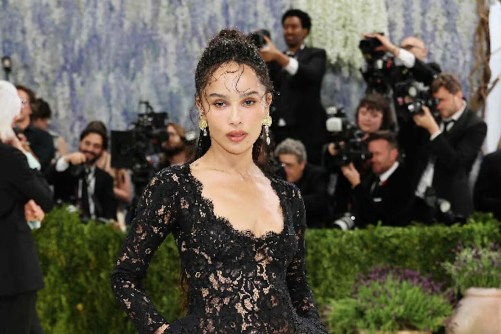 Zoë Kravitz llega sola a la Met Gala y sin anillo de compromiso
