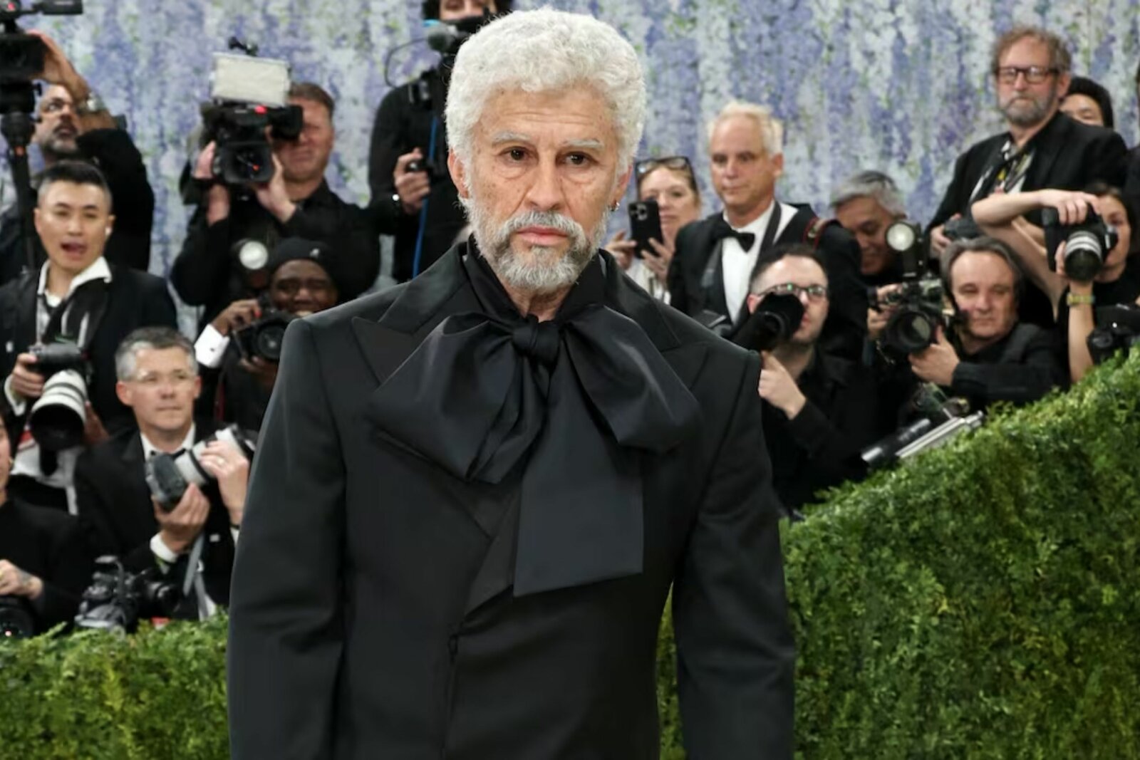 Bad Bunny sorprende en la Met Gala 2026 con look envejecido
