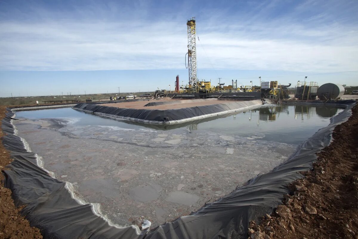 Precio del petróleo baja a 102.27 dólares por tensión en Ormuz