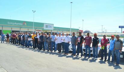 Héctor García Falcón presenta compromisos ante taxistas en Frontera