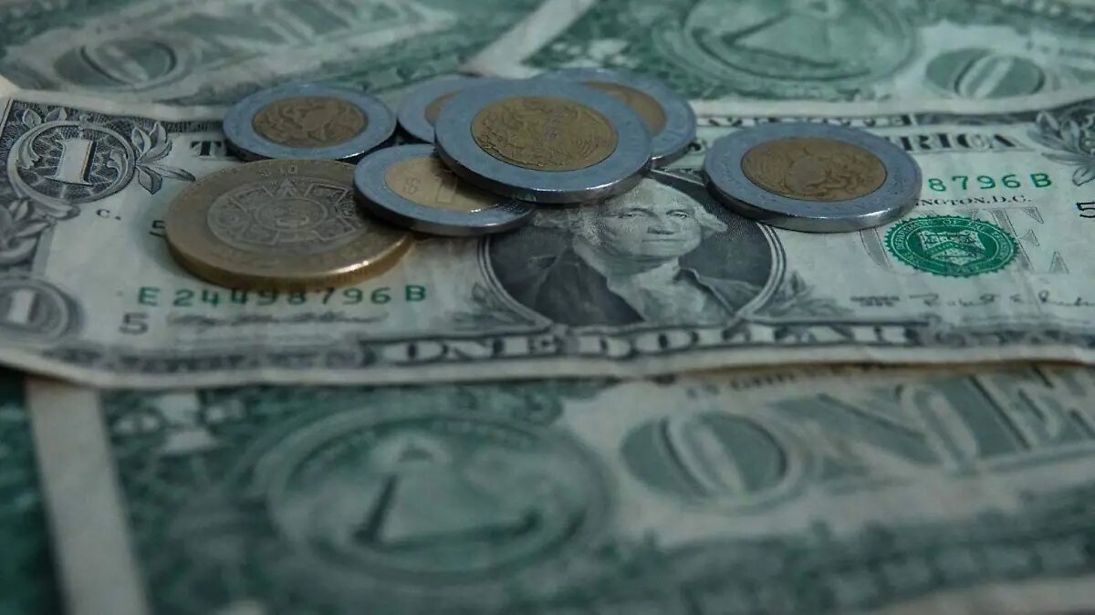 Tipo de cambio cierra en 17.37 por dólar con ganancia