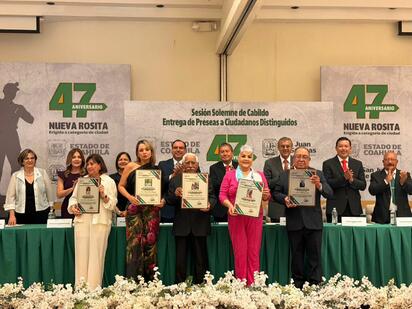 Reconocen con presea a ciudadanos distinguidos en Nueva Rosita 47 aniversario