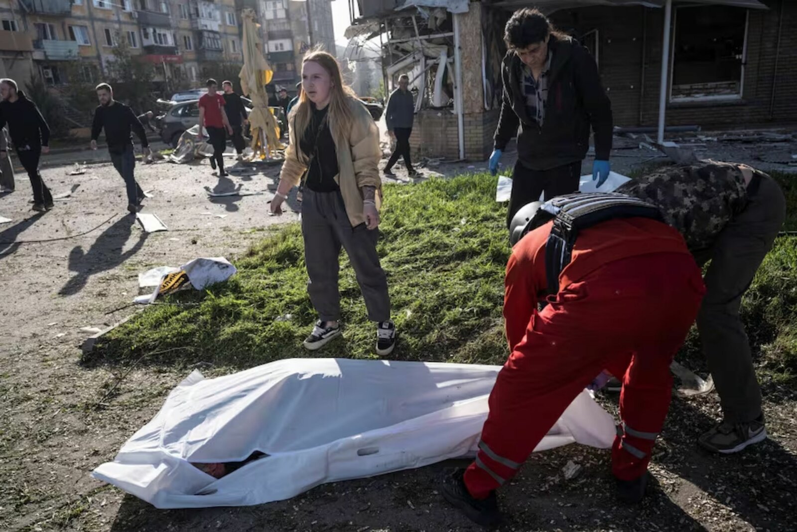 Bombardeos rusos en Ucrania dejan más de 20 muertos; Zelensky denuncia cinismo