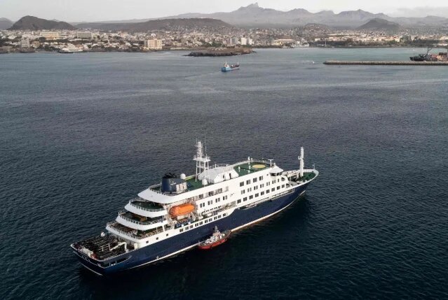 Avión por foco de hantavirus llega a Islas Canarias