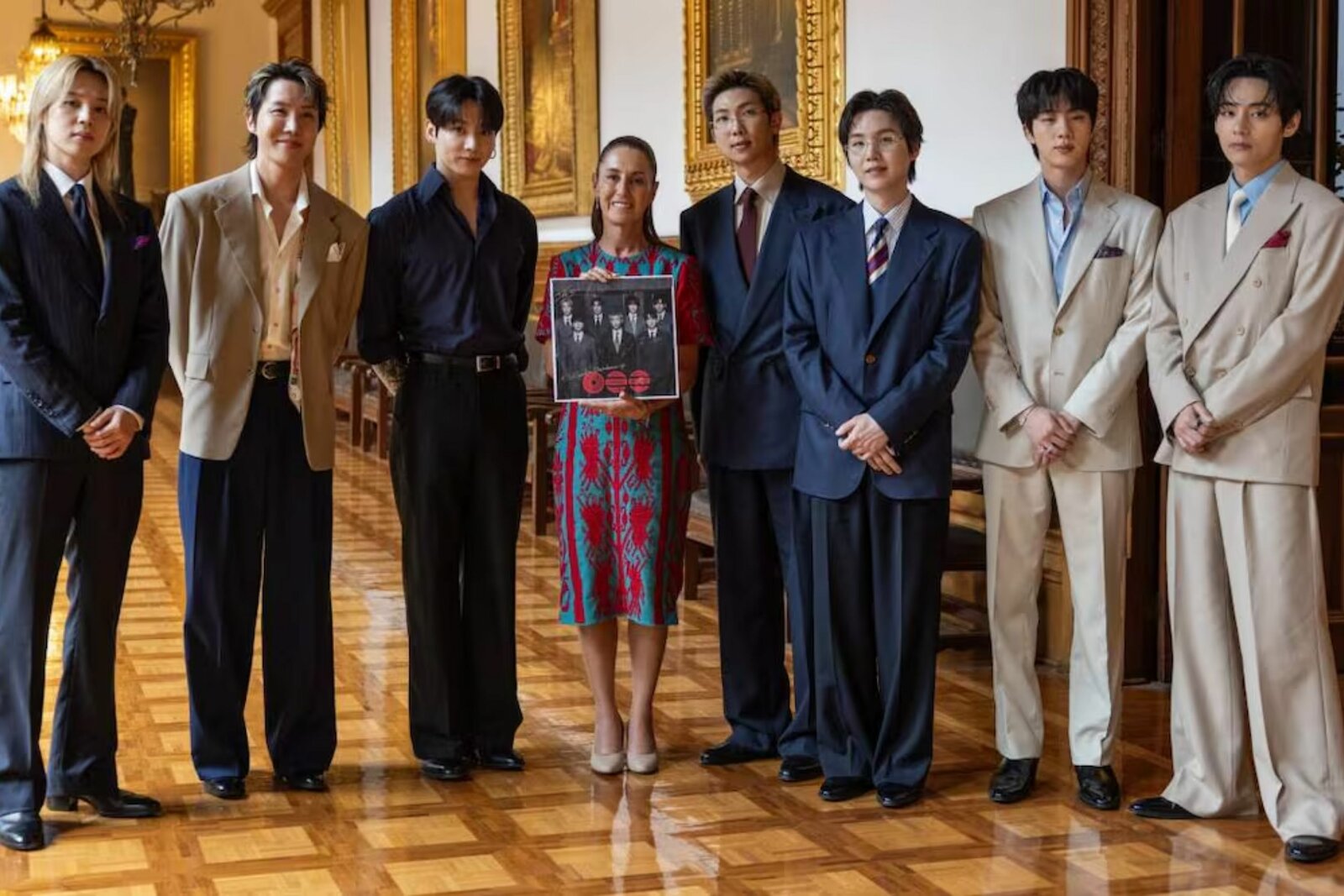 Sheinbaum y BTS saludan desde Palacio Nacional a miles de fans