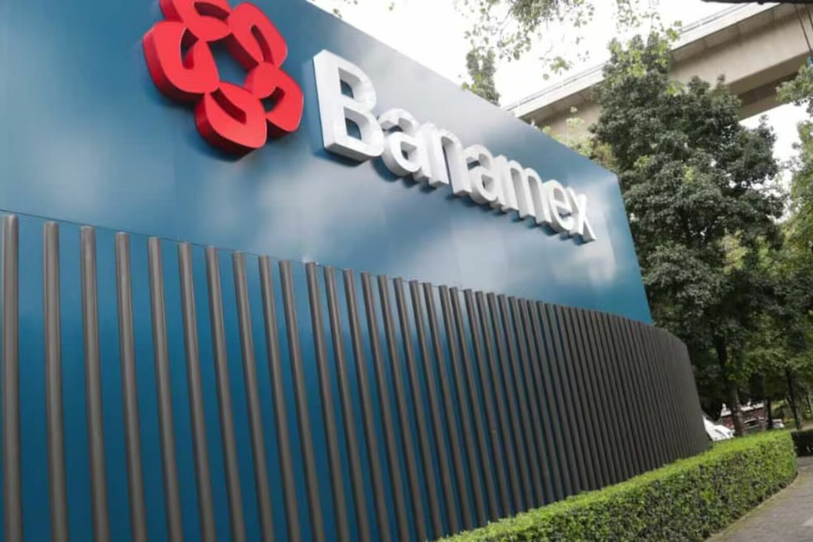 Banamex prevé petróleo más caro y apoyo fiscal a combustibles