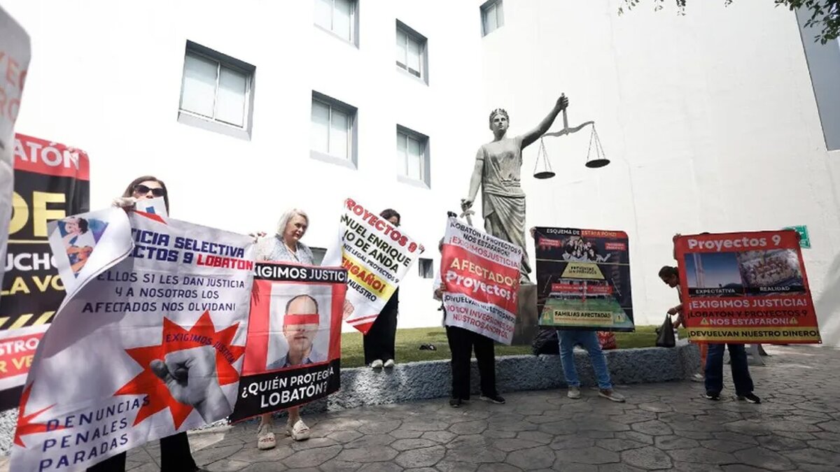 Afectados por presunto fraude de Proyectos 9 protestan en San Pedro por aplazamiento de audiencia