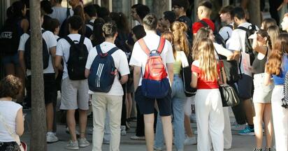 Jóvenes profesionistas retrasan independencia por altos costos