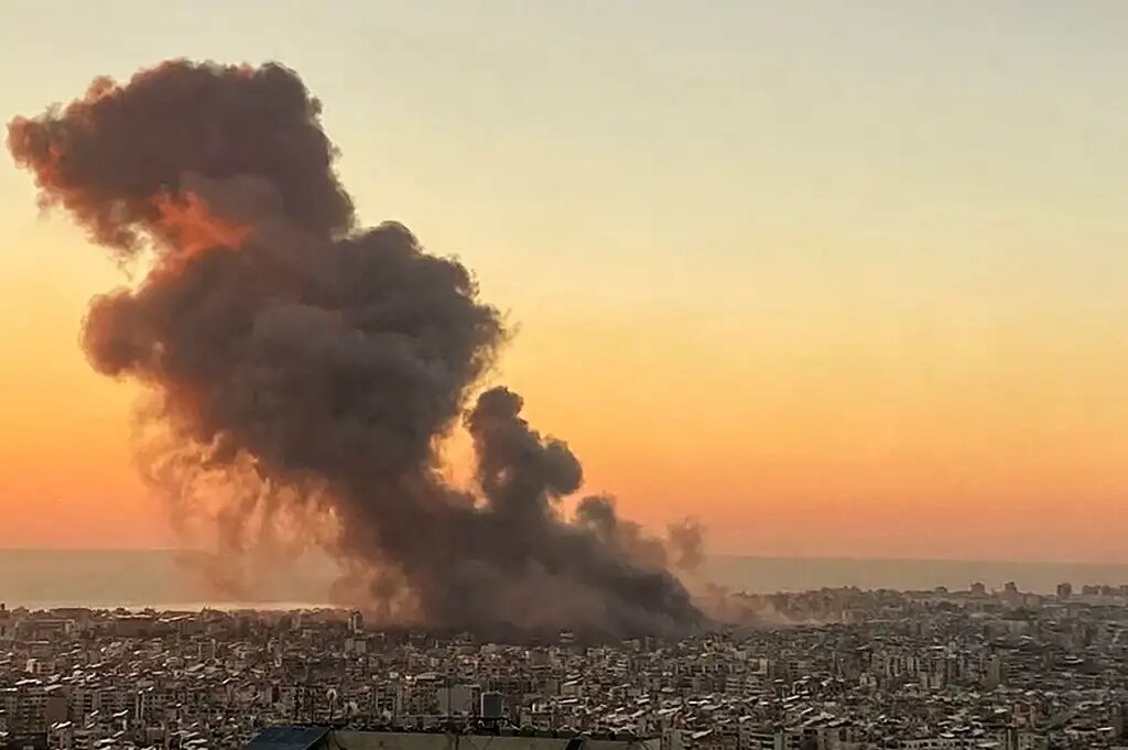Israel bombardea suburbios de Beirut y deja muertos en Líbano