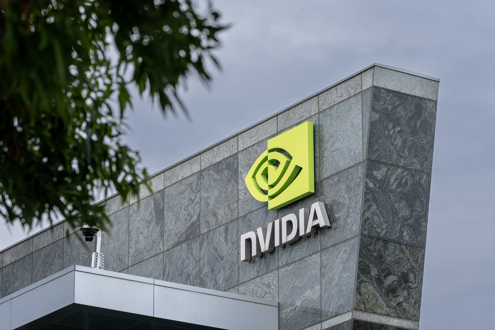 Nvidia supera los 5 billones y lidera mercado global