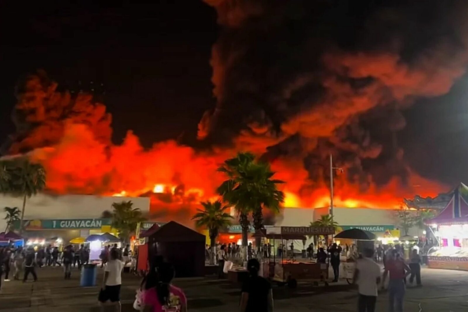 Incendio en Feria de Tabasco deja 5 muertos y 200 locales dañados