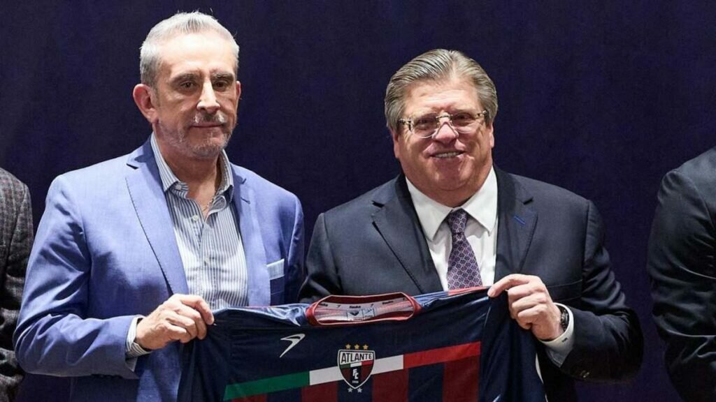 Atlante presenta a Miguel Herrera como su nuevo director técnico