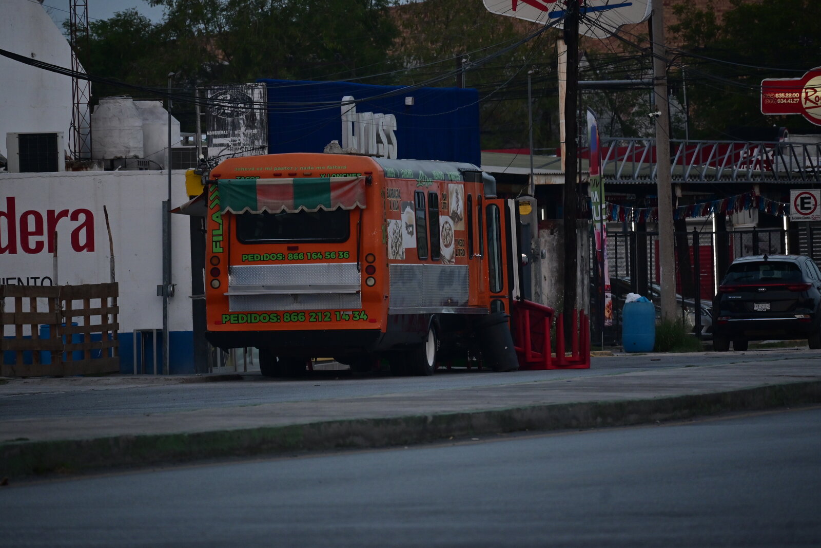 mañana : Trabajadores, transporte y negocios marcan el inicio de la rutina diaria desde temprana hora.