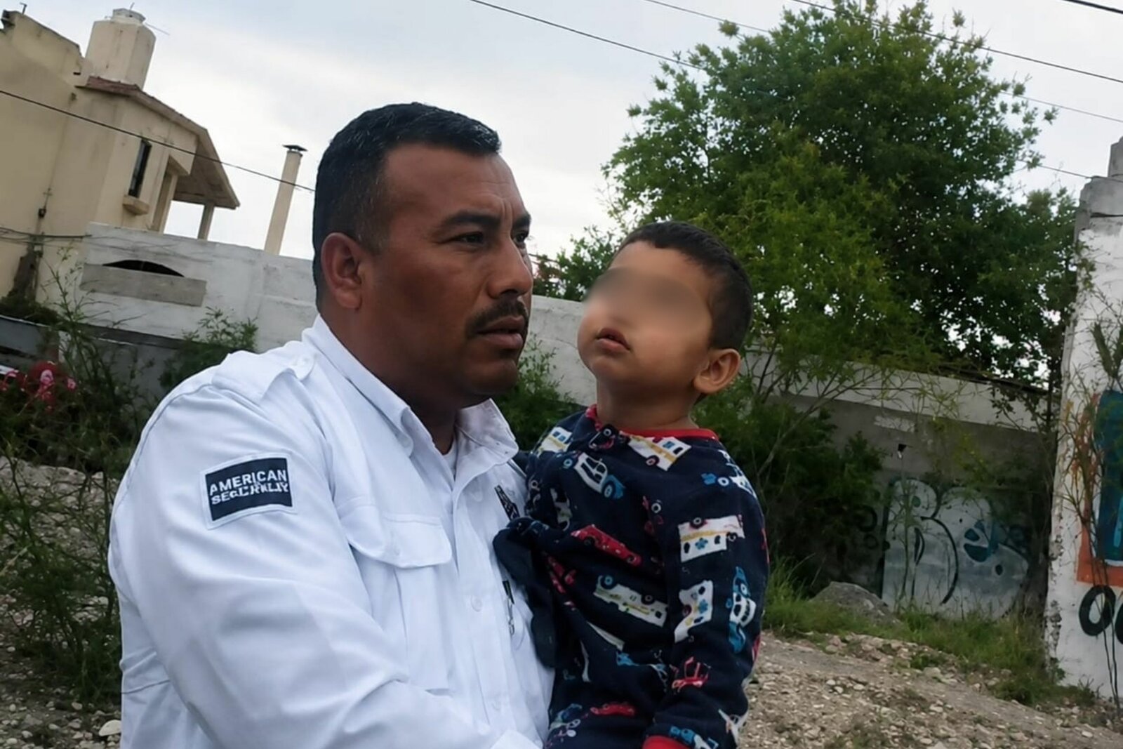 Policías rescatan a niño de ser atropellado en peligroso cruce de Monclova