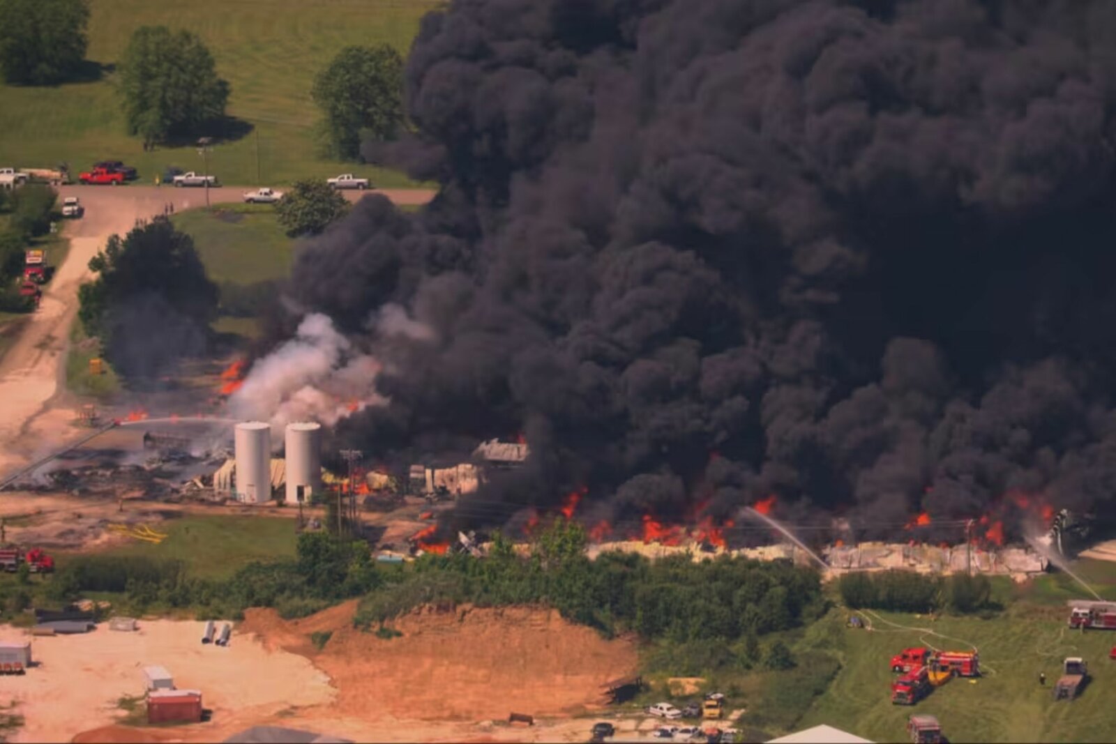 Video: Impactante incendio arrasa planta de reciclaje en Tennessee