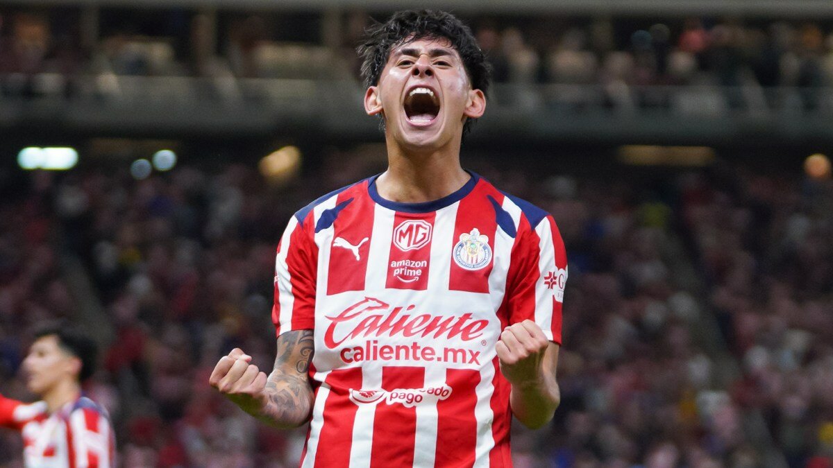 Chivas vence 2-0 a Tigres y pasa a semifinales