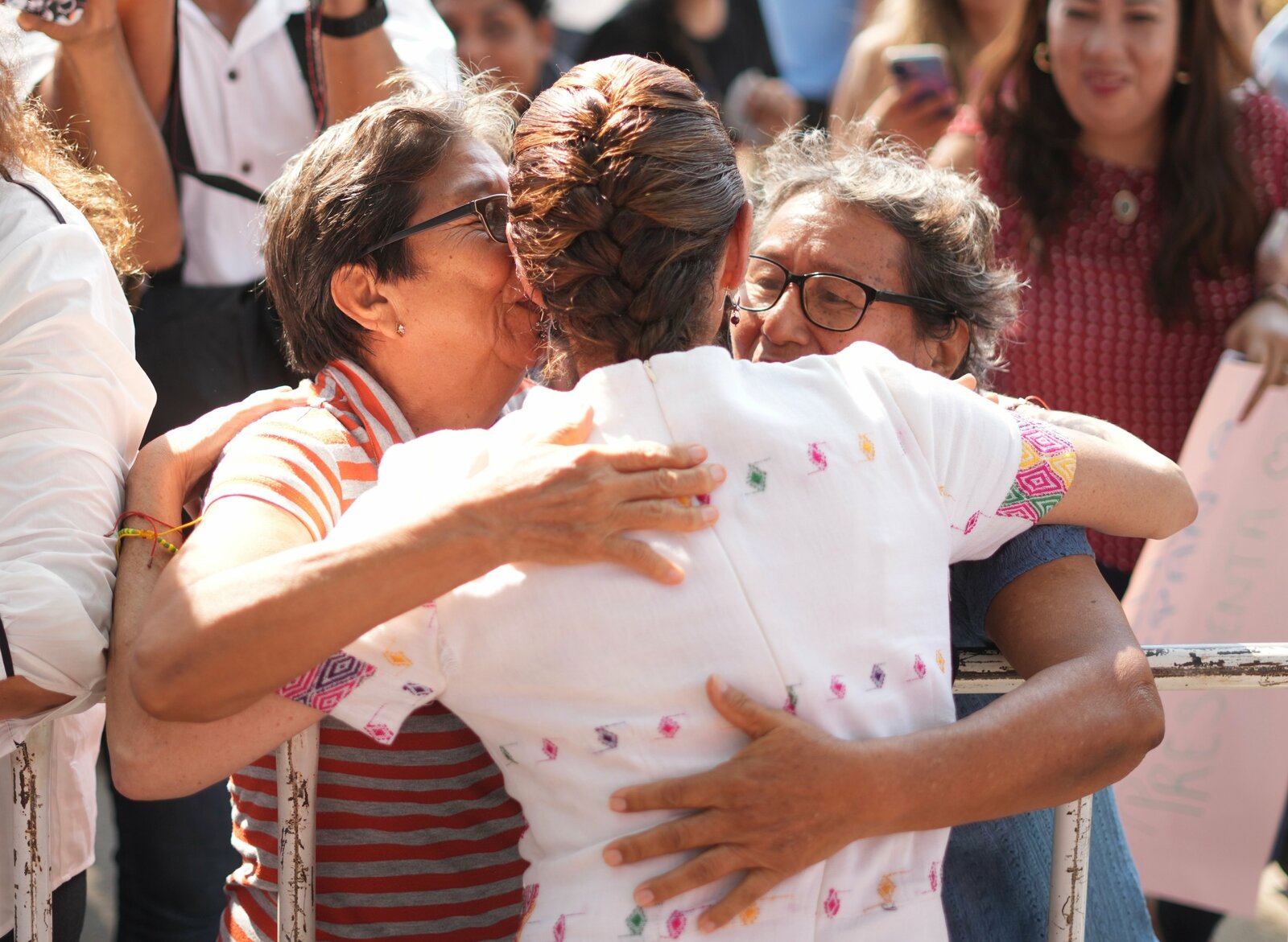 Claudia Sheinbaum felicita a madres mexicanas este 10 de mayo
