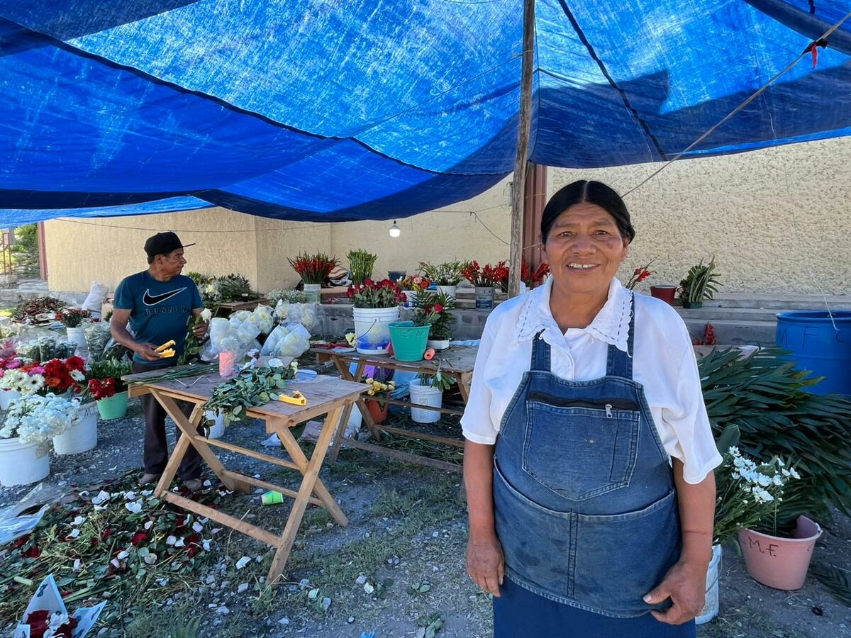 Crescenciana Martínez suma más de 40 años llevando flores y tradición al Panteón Guadalupe