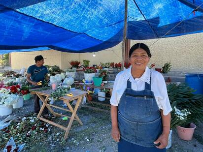 Crescenciana Martínez suma más de 40 años llevando flores y tradición al Panteón Guadalupe