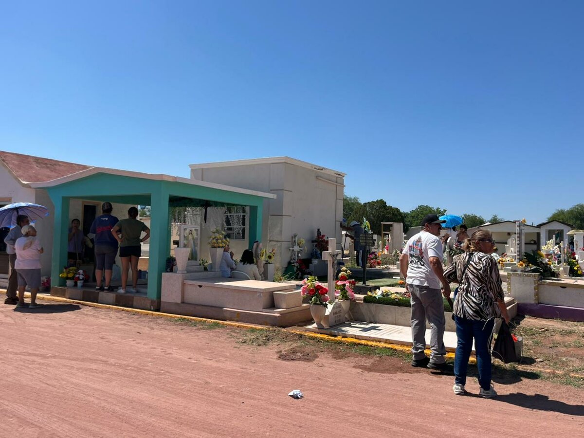 Entre flores, recuerdos y lágrimas: familias de Monclova celebran a mamá desde el panteón