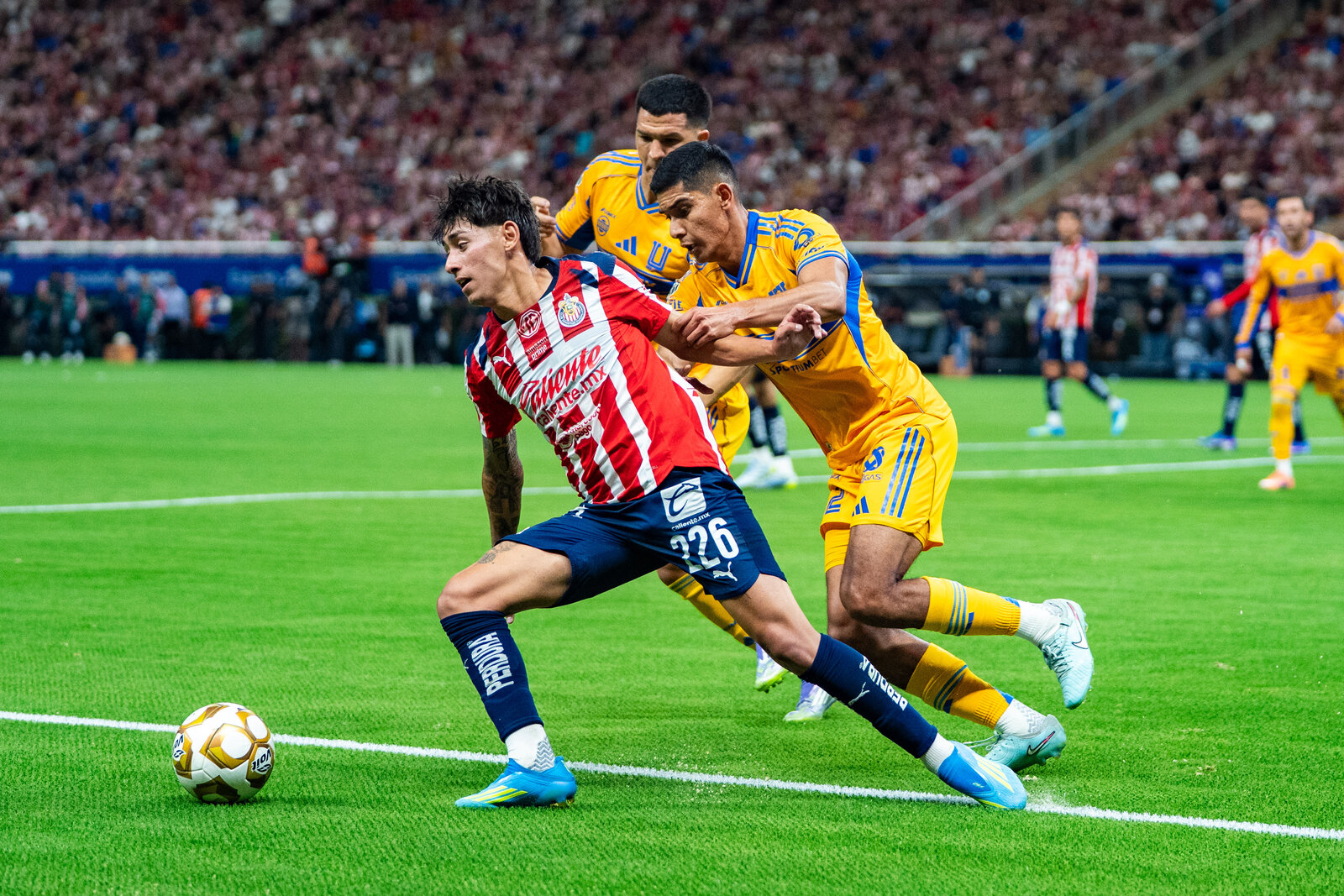 Chivas avanza a semifinales tras doblete de Santi Sandoval