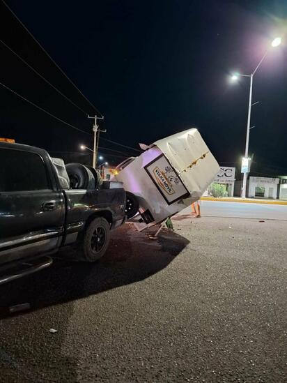 Volcadura de traila deja a dos jóvenes lesionados en Nava