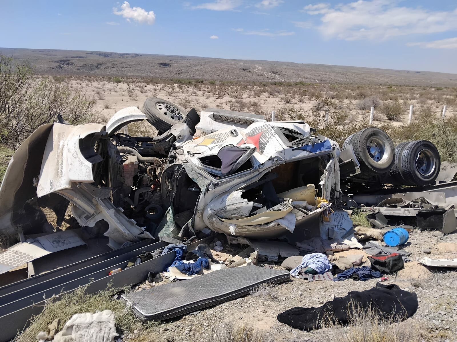 Vuelca tráiler cargado con vigas en carretera federal 30
