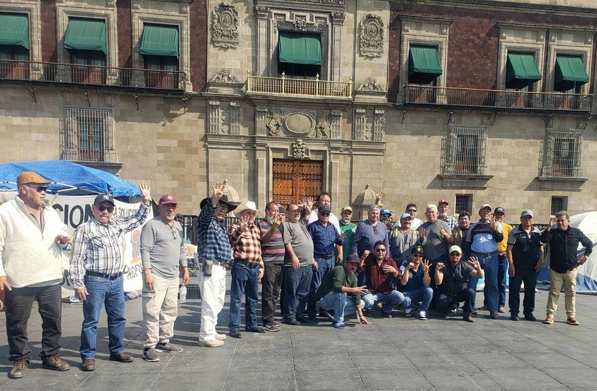 Exobreros de AHMSA endurecen protestas y anuncian bloqueo en la carretera 57
