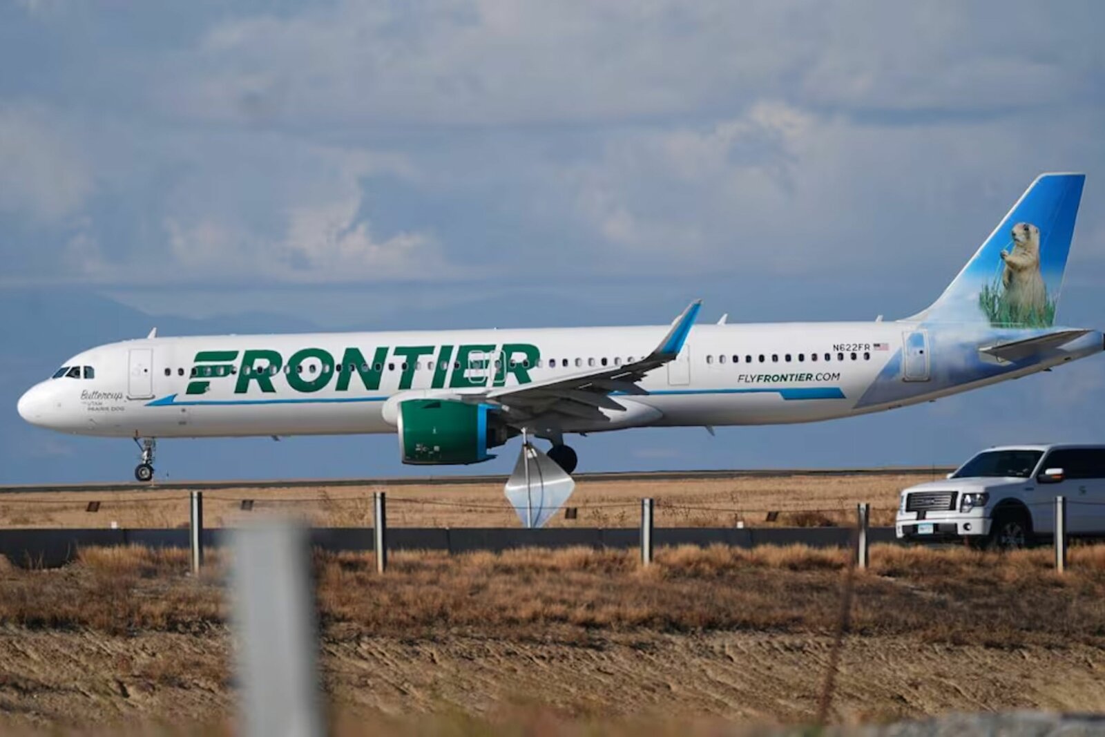Revelan video de avión que atropelló a persona en pista de Denver