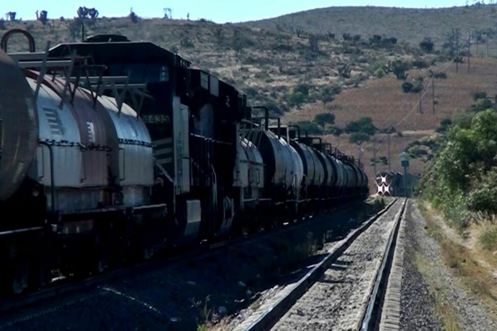 Hallan seis cuerpos dentro de tren de carga en Texas