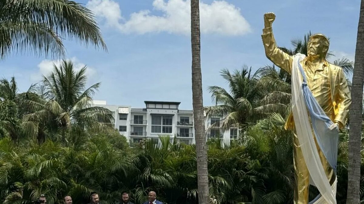 Inauguran estatua dorada de Donald Trump en Florida