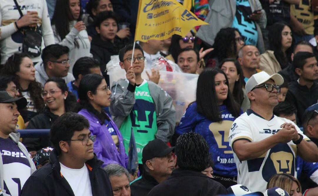 Afición de Pumas celebra el Día de las Madres