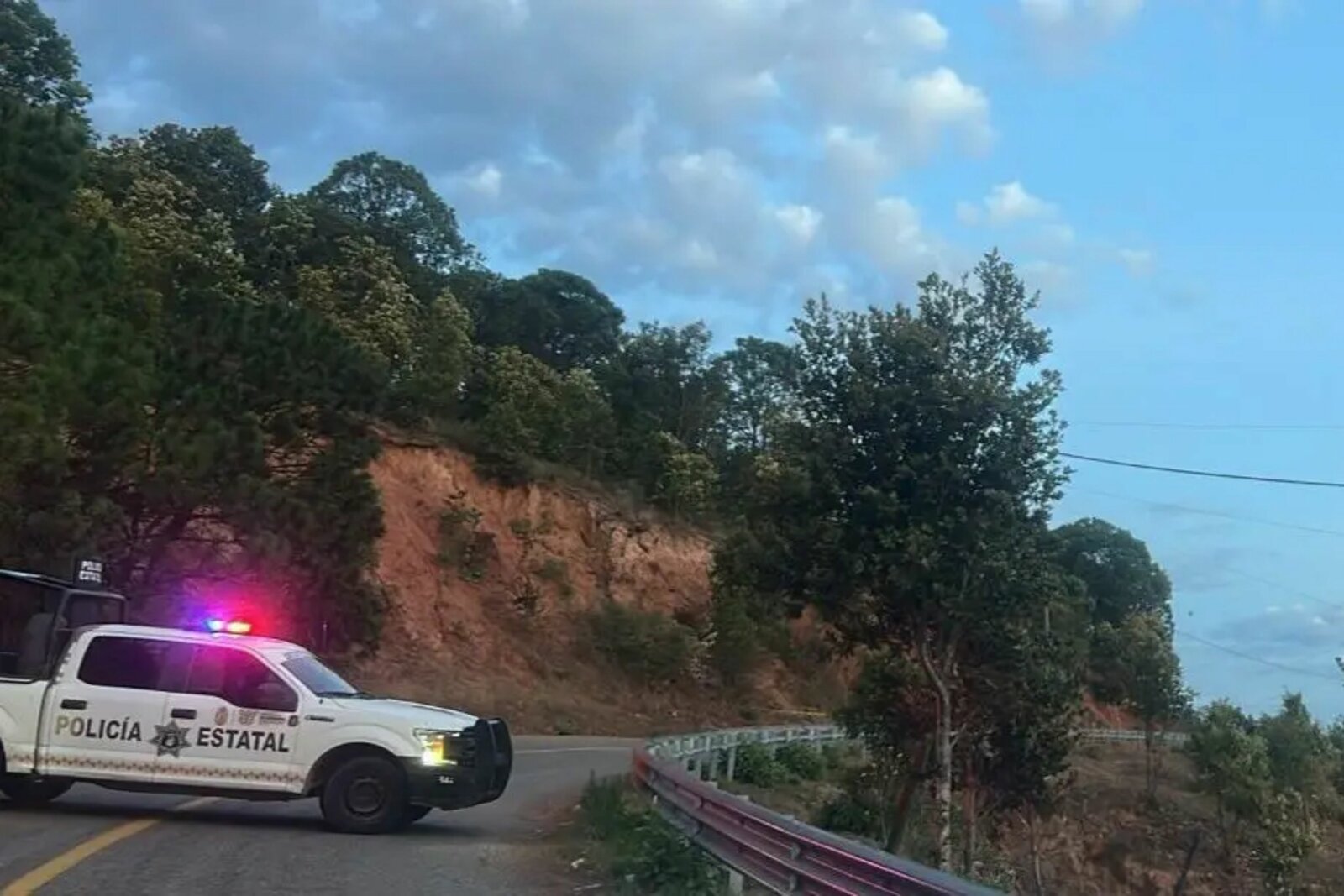 Hallan cuatro cuerpos en carretera federal de Guerrero