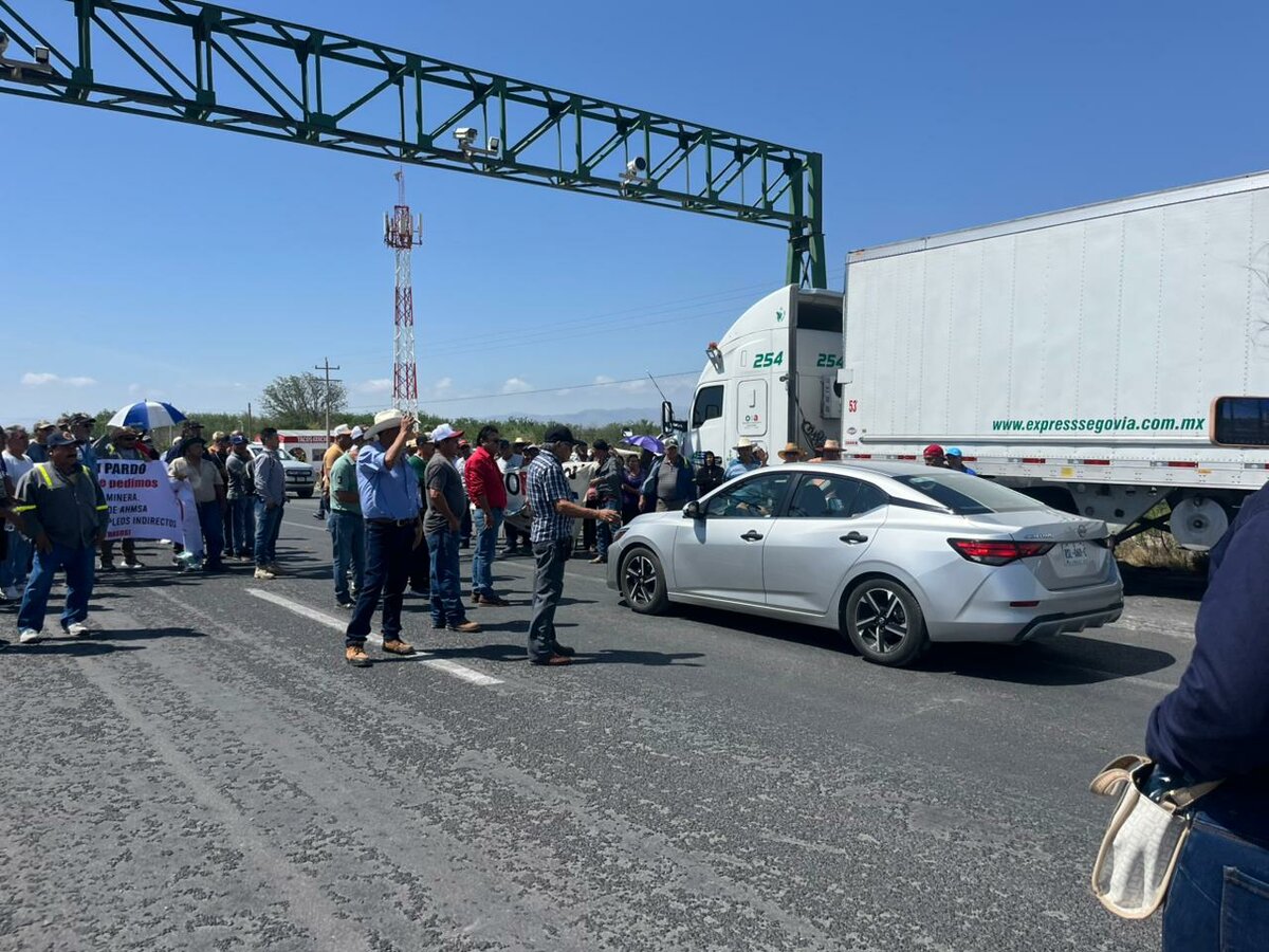Automovilistas estallan por bloqueo de exobreros de AHMSA en la carretera 57