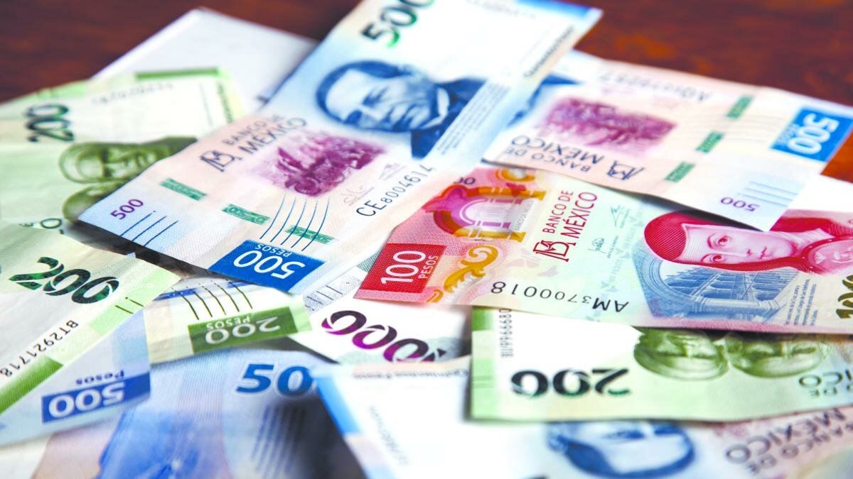 Peso mexicano cierra con ligera caída frente al dólar