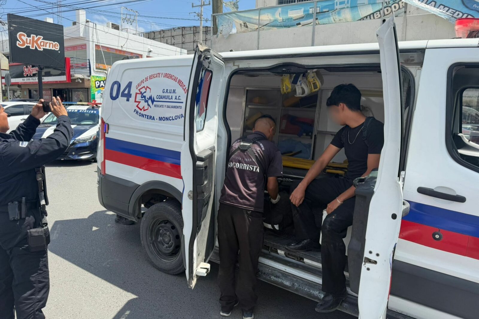 Adolescente derrapa y termina debajo de una van en pleno Centro de Monclova