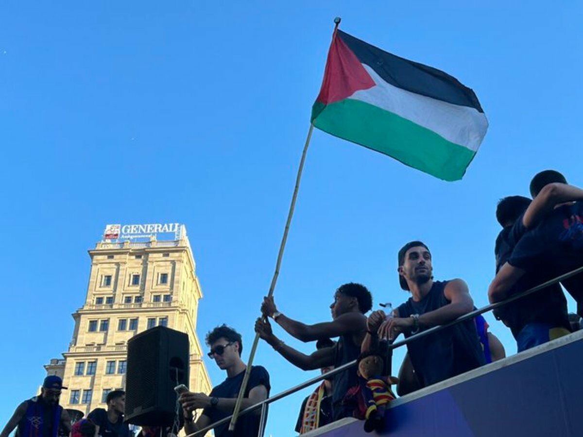 Lamine Yamal ondea bandera palestina en festejo del Barcelona