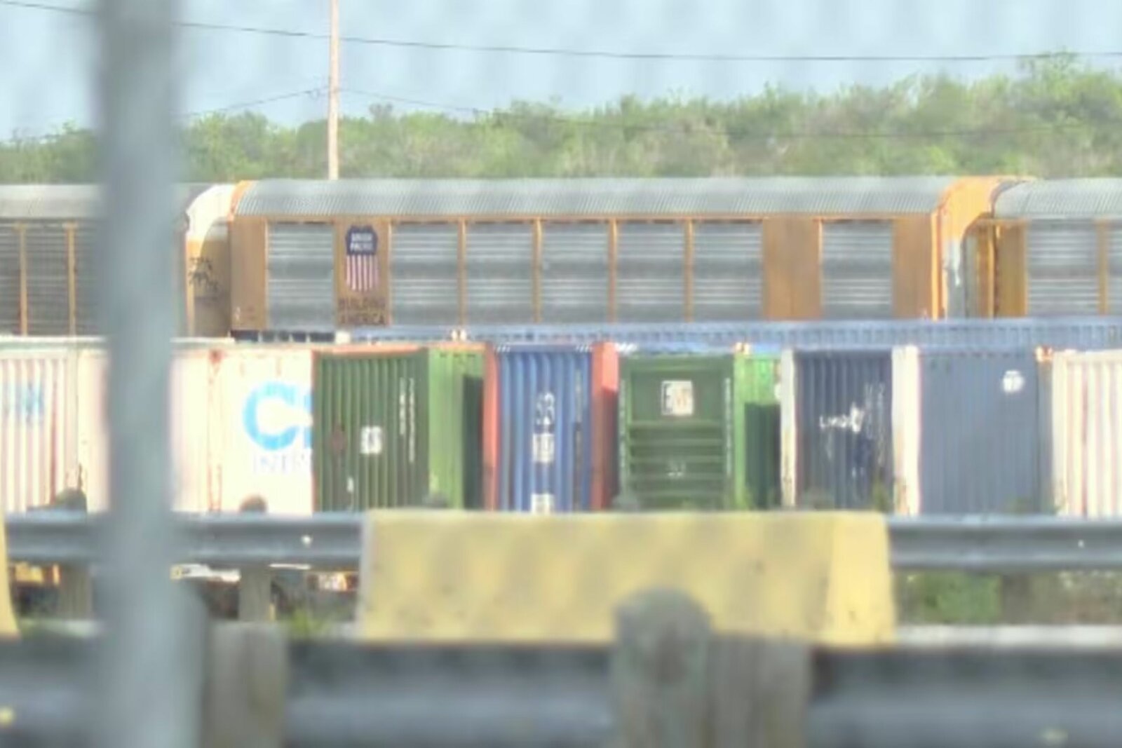 Identifican a tres mexicanos entre migrantes hallados muertos en tren en Texas