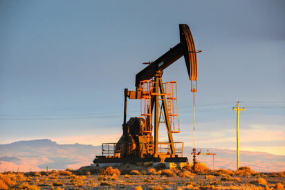Petróleo supera los 107 dólares por tensiones entre EE.UU. e Irán