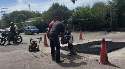 Múzquiz fortalece seguridad vial con bacheo y reductores en colonias