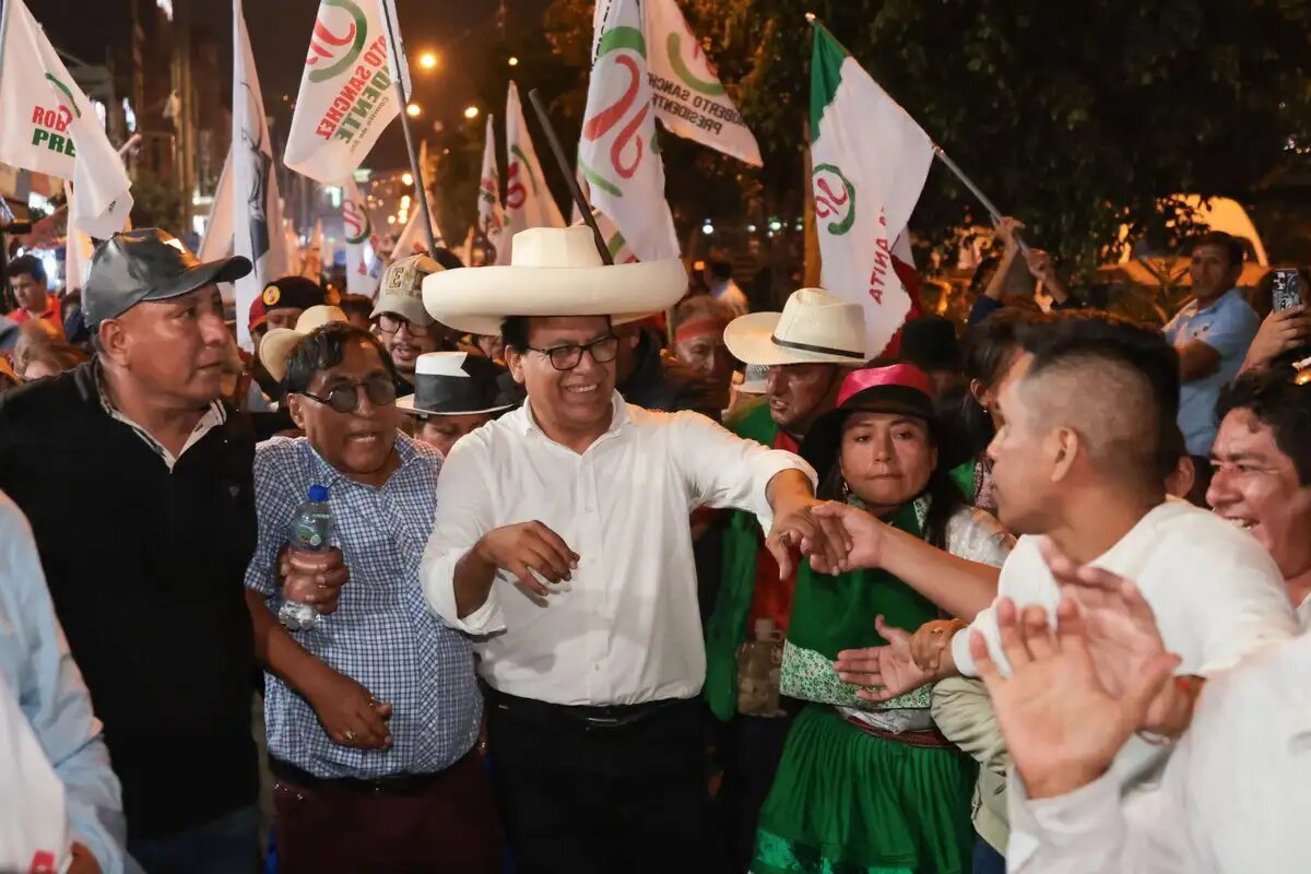 Fiscalía de Perú pide más de 5 años de prisión para Roberto Sánchez